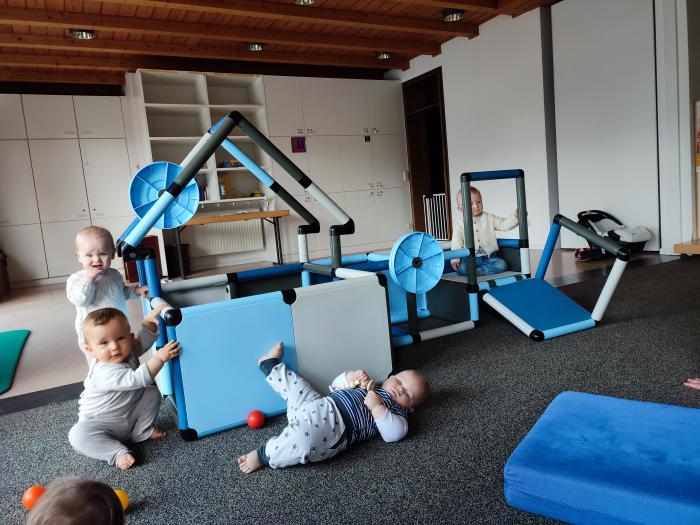 Babies with the QUADRO play tower