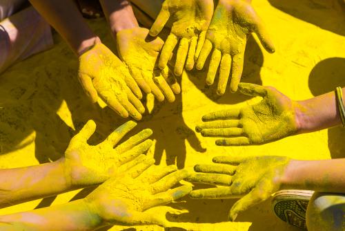Руки с желтой сухой краской