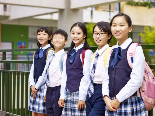 Смеющиеся азиатские ученики
