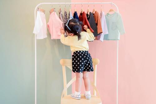 Девочка выбирает одежду