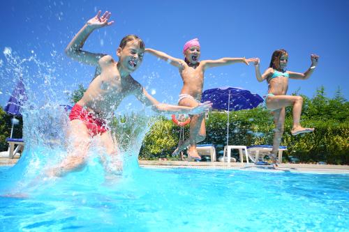 Дети прыгают с края бассейна