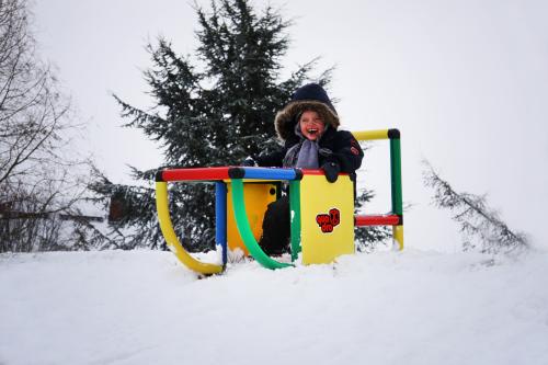 Ребенок на санках в снегу