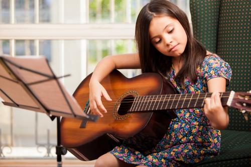Девочка, играющая на гитаре