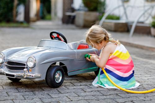 Девочка «заправляет» игрушечную машину