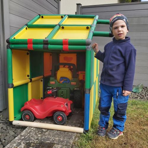 Мальчик перед гаражом QUADRO