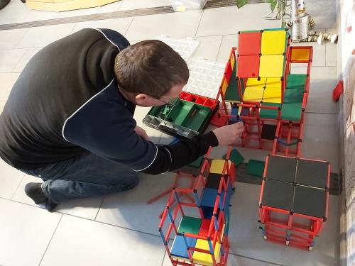 Father building with miniQUADRO